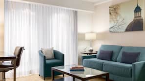 Hypo-allergenic bedding, in-room safe, desk, laptop workspace