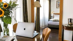 Minibar, una cassaforte in camera, una scrivania, Wi-Fi gratuito