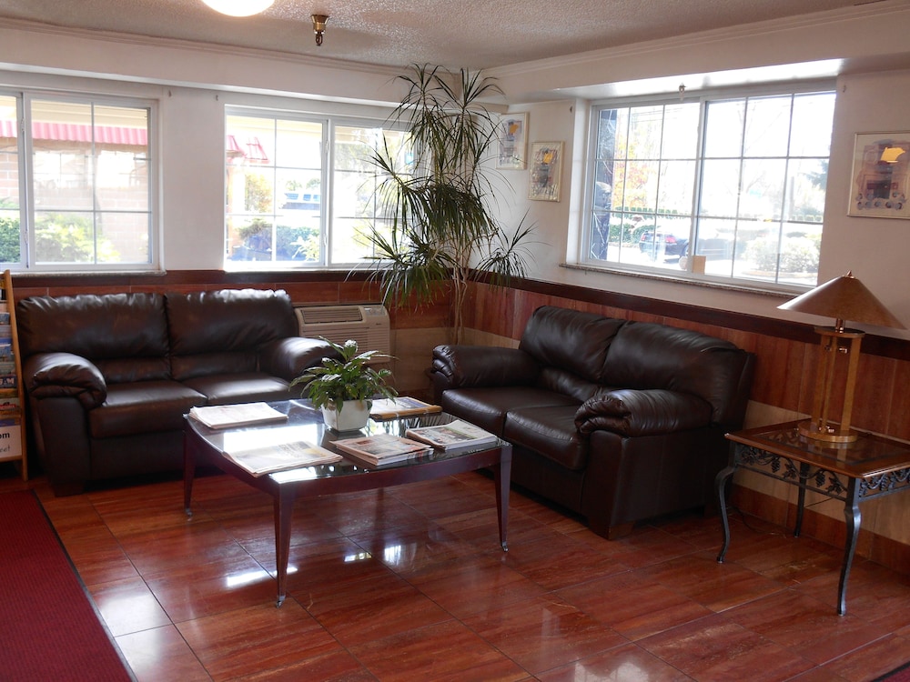 Lobby sitting area, GuestHouse Fife