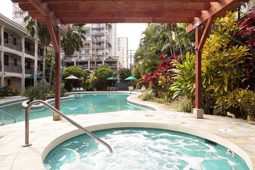 Outdoor spa tub, Waikiki Sand Villa Hotel