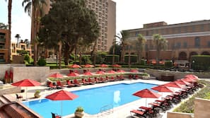 Piscina externa, funciona das 6h00 às 18h00, guarda-sóis
