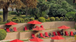 Piscina externa, funciona das 6h00 às 18h00, guarda-sóis