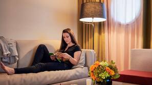 Pengeskab, skrivebord, kontorområde til laptop, strygejern/strygebræt