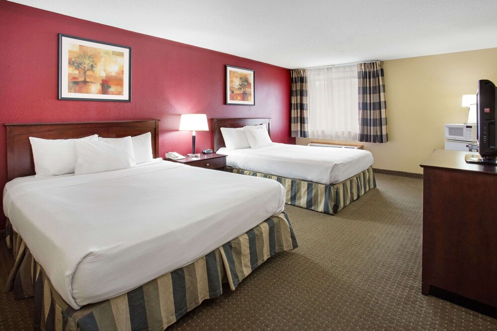 Room, Ramada by Wyndham Bettendorf