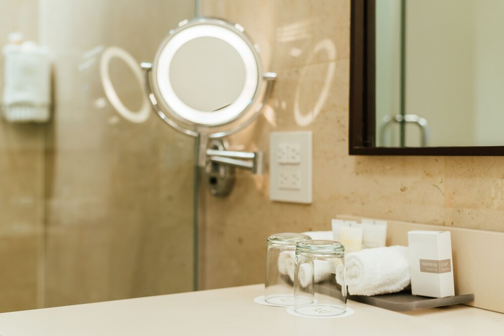 Bathroom amenities, Warwick Denver