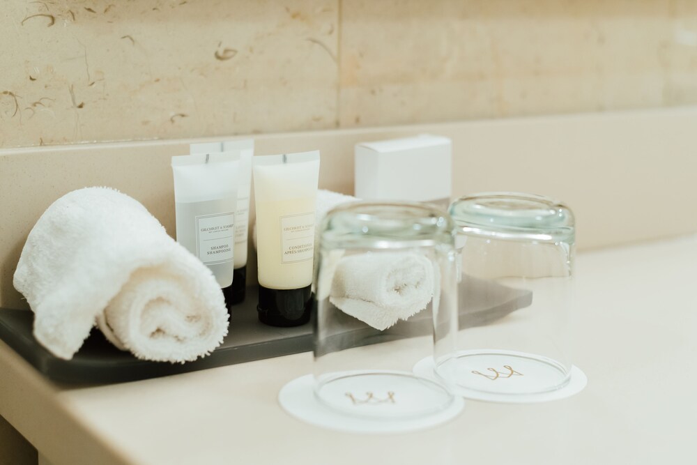 Bathroom amenities, Warwick Denver