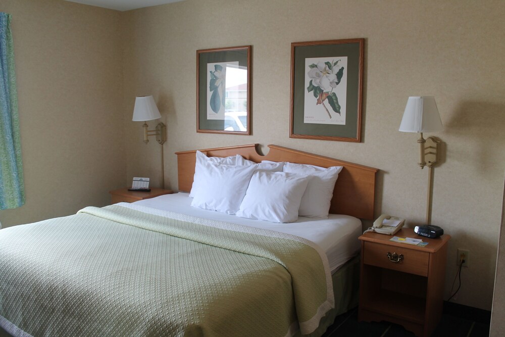 Days Inn & Suites by Wyndham Bridgeport - Clarksburg