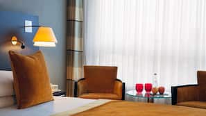 Minibar, caja fuerte, escritorio y cortinas opacas