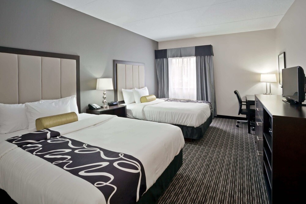 La Quinta Inn & Suites by Wyndham Detroit Metro Airport