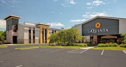 La Quinta Inn & Suites by Wyndham Detroit Metro Airport