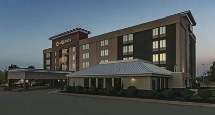 La Quinta Inn & Suites by Wyndham Cleveland Airport West