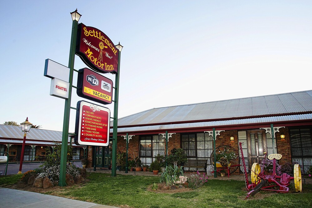 The Settlement Historic Hotel