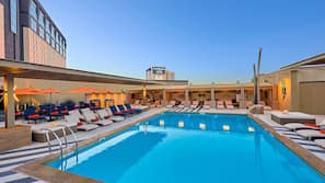 Una piscina al aire libre de temporada, cabañas de piscina (de pago)
