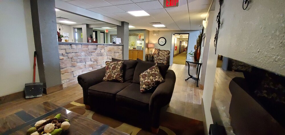 Lobby sitting area, Cottonwood Inn and Conference Center