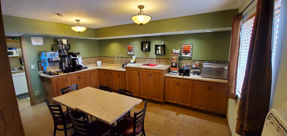 Breakfast buffet, Cottonwood Inn and Conference Center