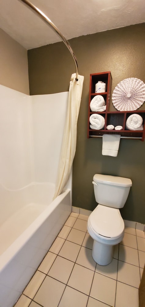 Bathroom, Cottonwood Inn and Conference Center