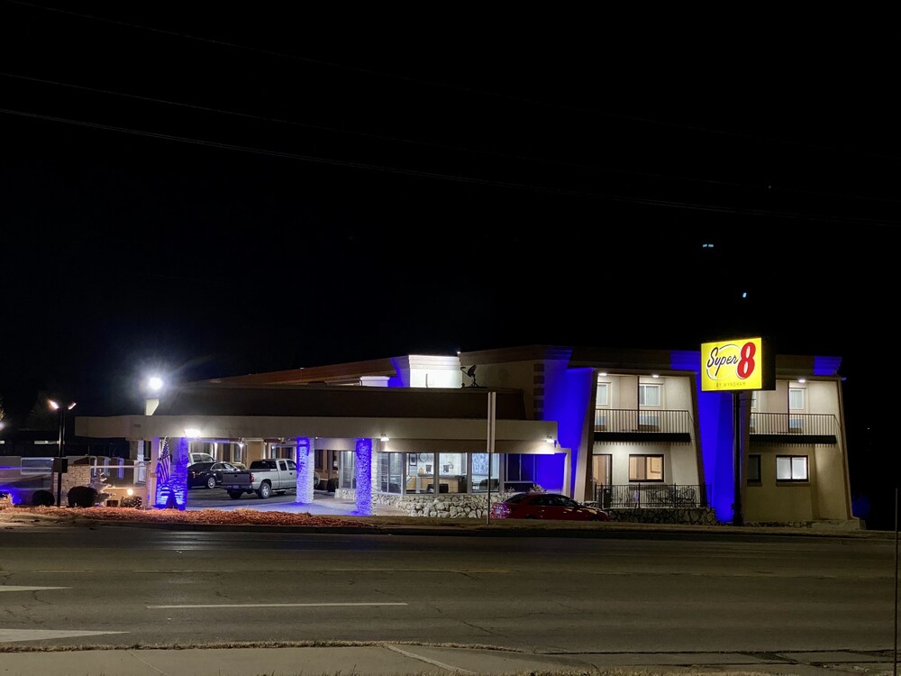 Super 8 by Wyndham Lawrence KU