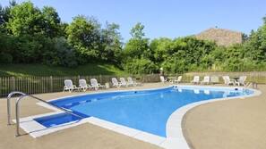 Piscina externa sazonal, funciona das 8h00 às 22h, guarda-sóis