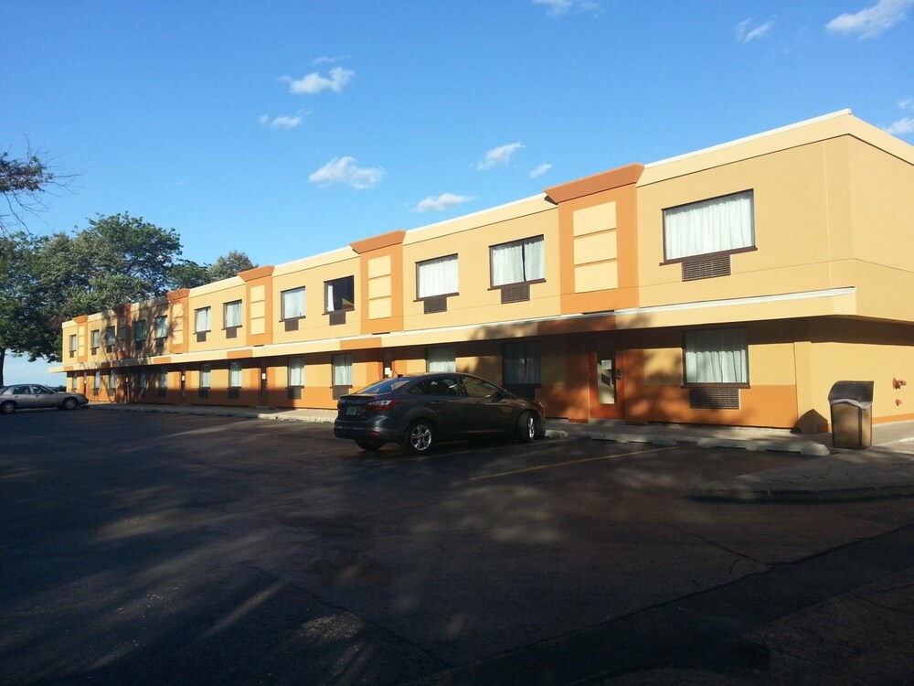 Exterior, Chicago Lake Shore Hotel