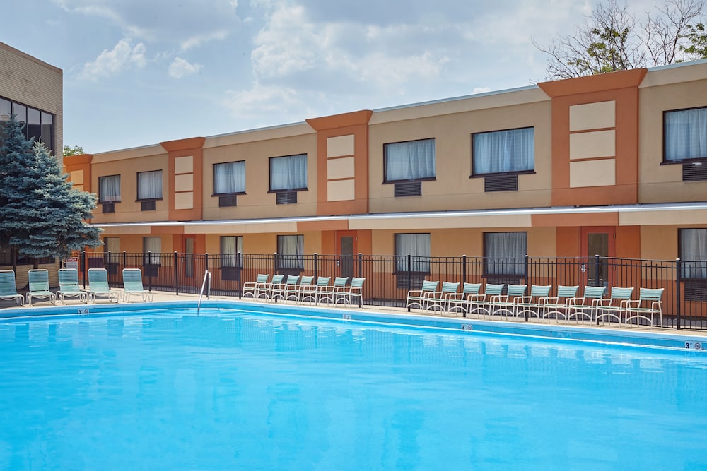 Outdoor pool, Chicago Lake Shore Hotel