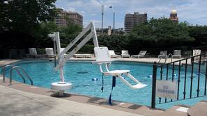Una piscina al aire libre, tumbonas