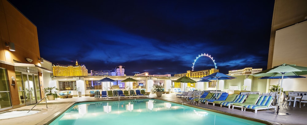 Outdoor pool, The Platinum Hotel