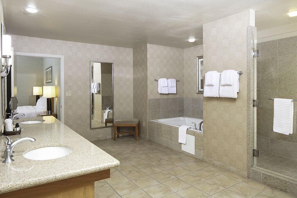 Bathroom, The Platinum Hotel