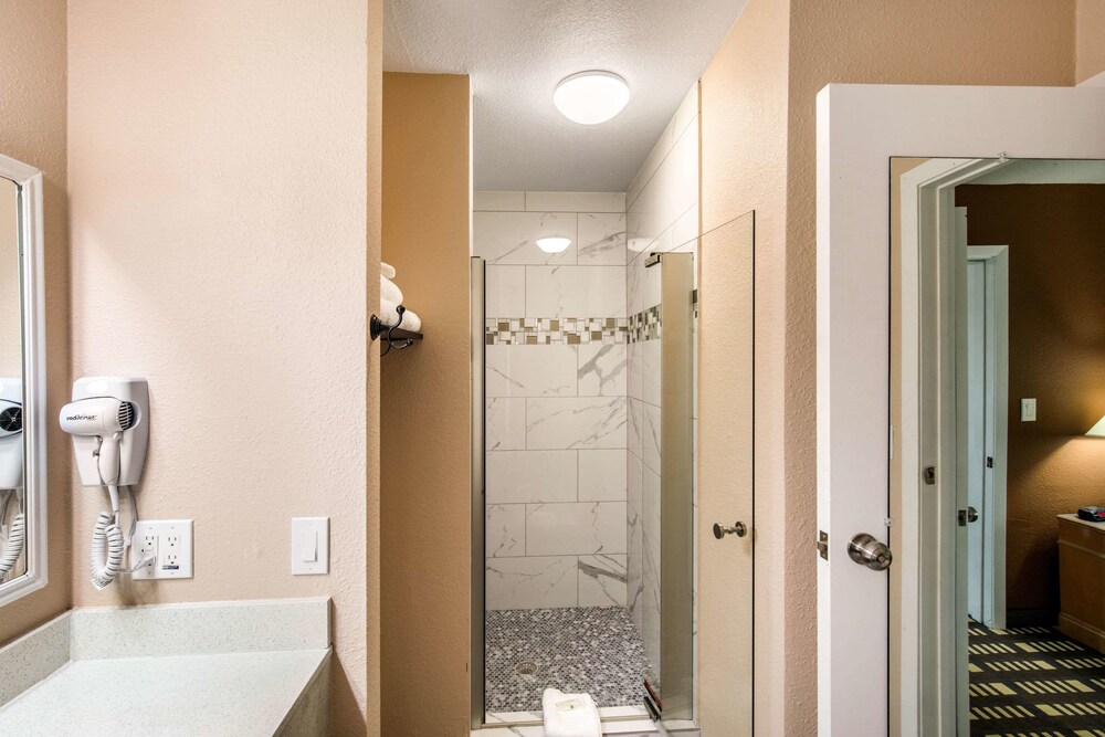 Quality Inn & Suites Plano East - Richardson