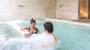 Piscina coperta, piscina stagionale all'aperto, ombrelloni da piscina