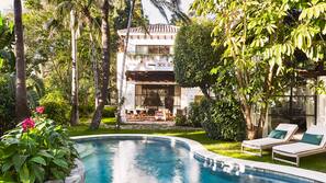 2 piscinas al aire libre, sombrillas, tumbonas