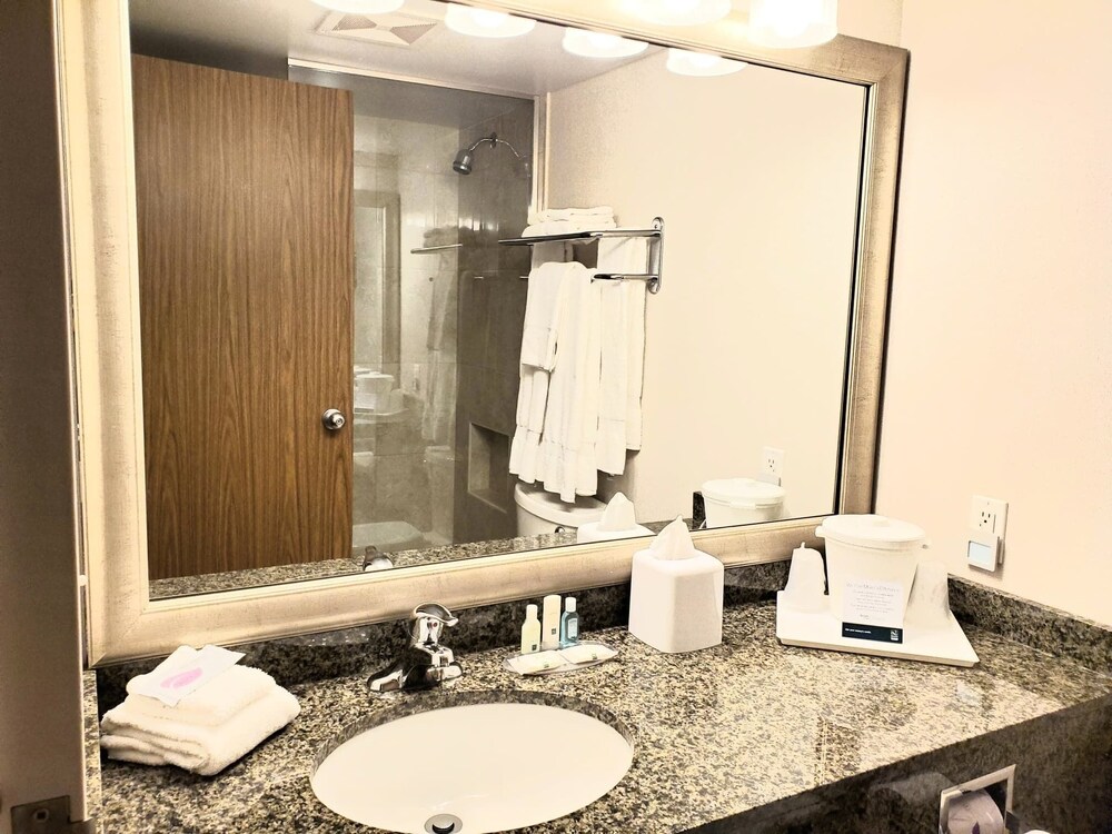 Clarion Hotel & Suites Riverfront