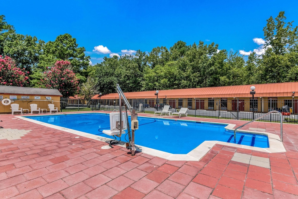 Econo Lodge City Hwy 13 in City Best Rates & Deals