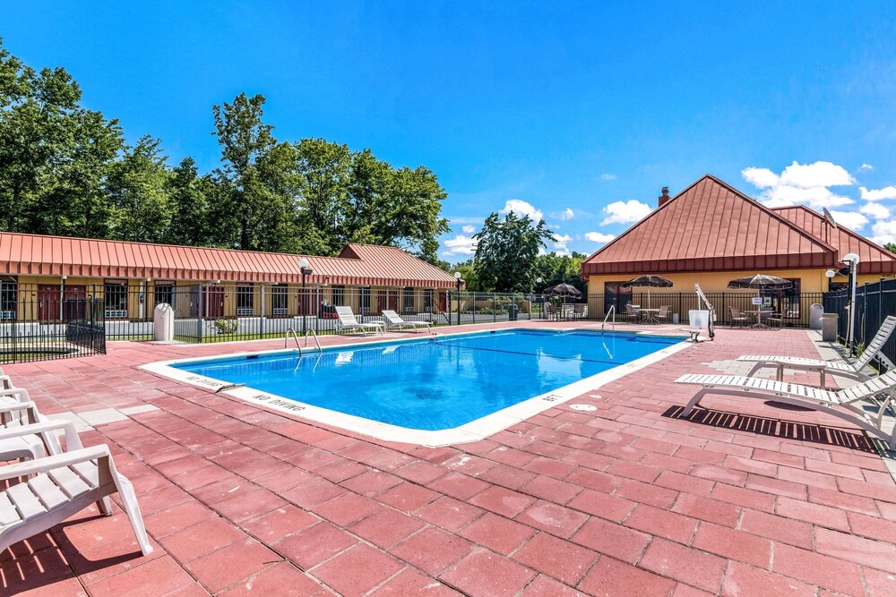 Econo Lodge City Hwy 13 in City Best Rates & Deals