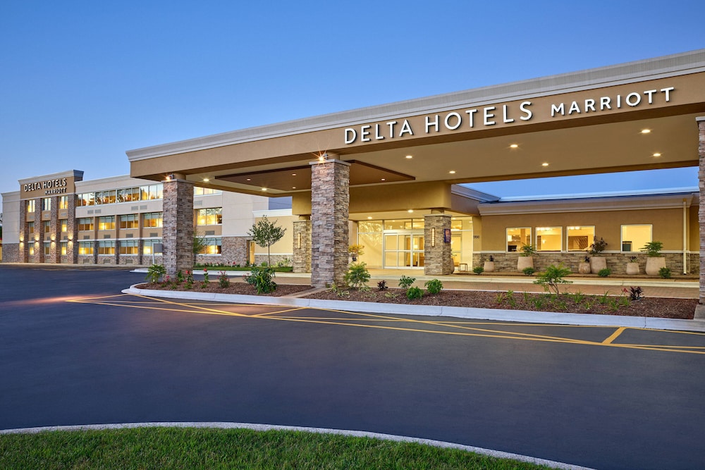 Delta Hotels by Marriott Chicago Willowbrook