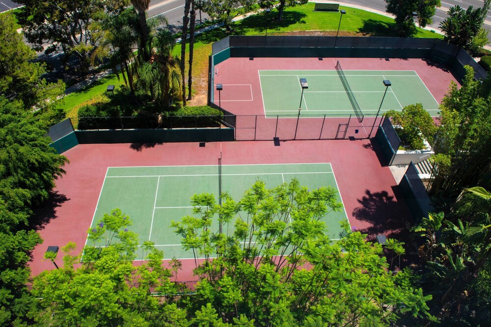 Tennis court, Renaissance Newport Beach Hotel