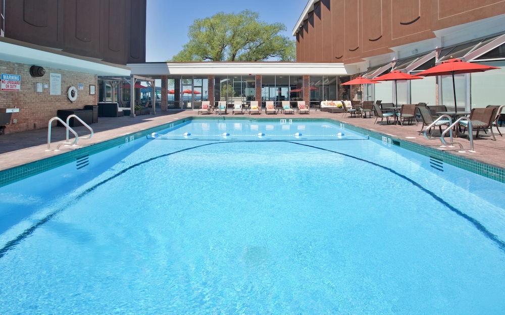 Outdoor pool, Delamar Traverse City