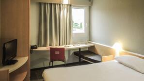 Premium bedding, desk, soundproofing, free cots/infant beds