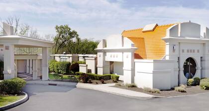 Howard Johnson by Wyndham Newburgh/West Point