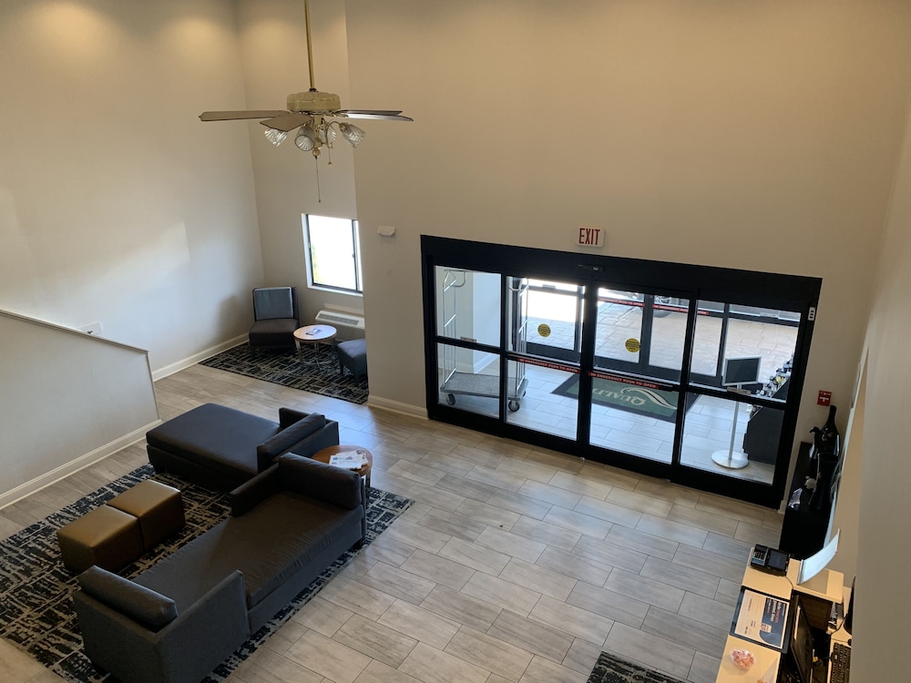 Lobby sitting area, Quality Inn