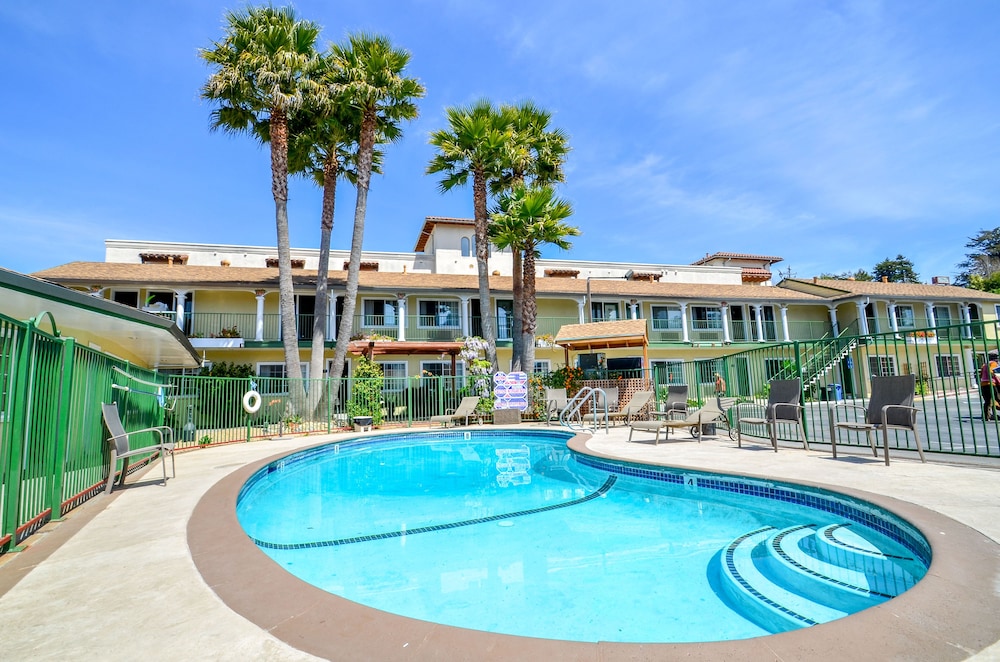 Outdoor pool, Bay Front Inn Santa Cruz