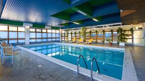 Piscina interna, espreguiçadeiras