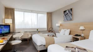 Escrivaninha, cortinas blackout, Wi-Fi de cortesia