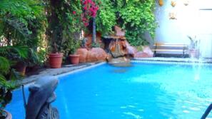 Una piscina al aire libre, tumbonas