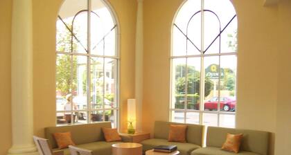La Quinta Inn & Suites by Wyndham Sarasota Downtown