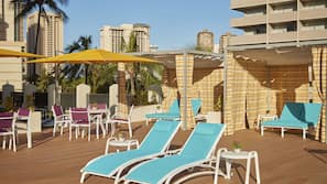 Outdoor pool, free cabanas, sun loungers