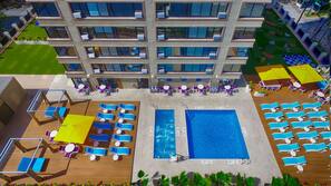 Outdoor pool, free cabanas, sun loungers