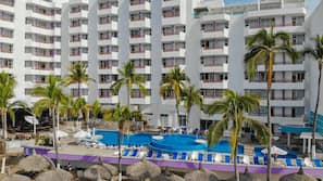 Una piscina al aire libre (de 8:00 a 19:00), sombrillas, tumbonas