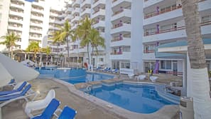Una piscina al aire libre (de 8:00 a 19:00), sombrillas, tumbonas