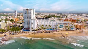 Ubicación a pie de playa, cabañas de uso gratuito, tumbonas y sombrillas