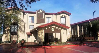 Red Roof Inn & Suites Houston - Hobby Airport